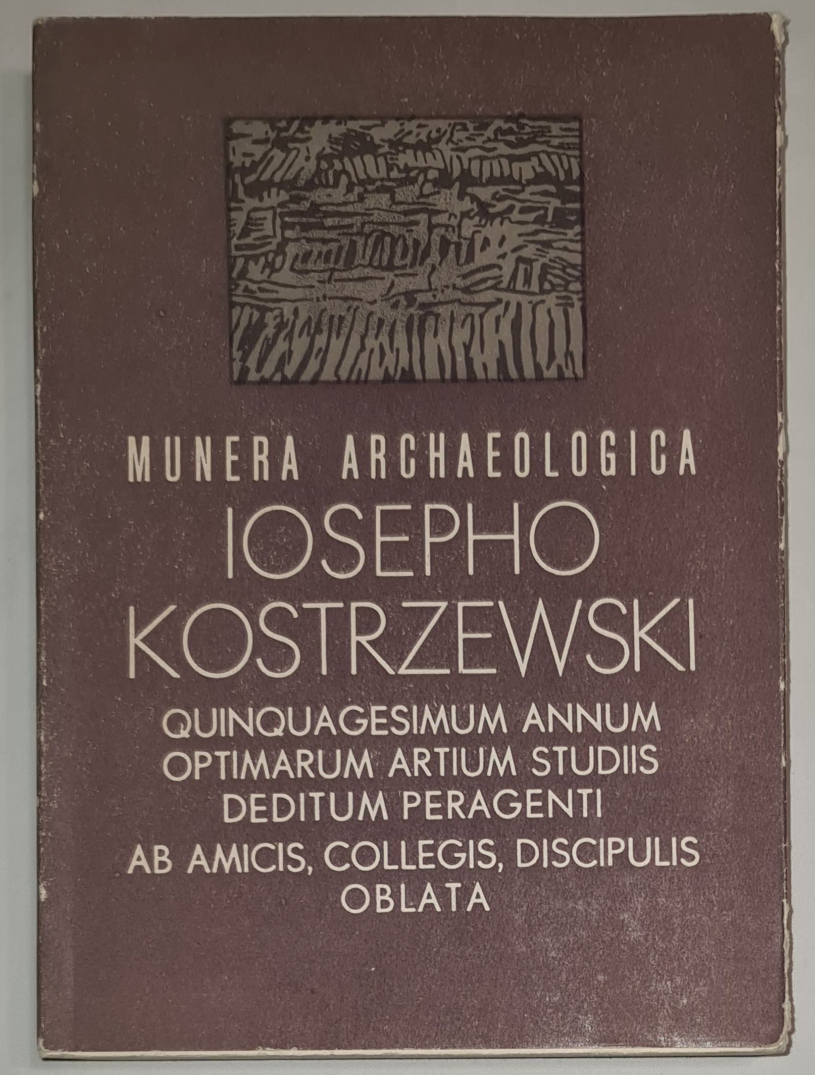 Munera archeologica Iosepho Kostrzewski quinquagesimum annum optimarum artium studiis deditum peragenti ab amicis collegis, discipulis oblata